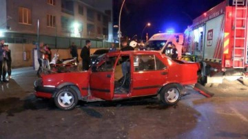 Zeytinburnu'nda otomobil oksijen y&uuml;kl&uuml; tankere &ccedil;arptı: 2 yaralı